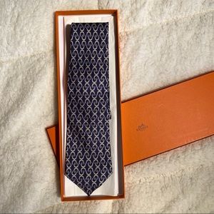 Hermès tie Blue horseshoe pattern. NWT. w/box.